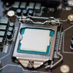 Chip de CPU en una placa base MSI