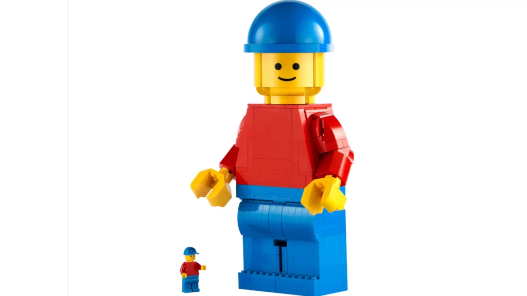 Una minifigura LEGO a gran escala aparece junto a una figura estándar.