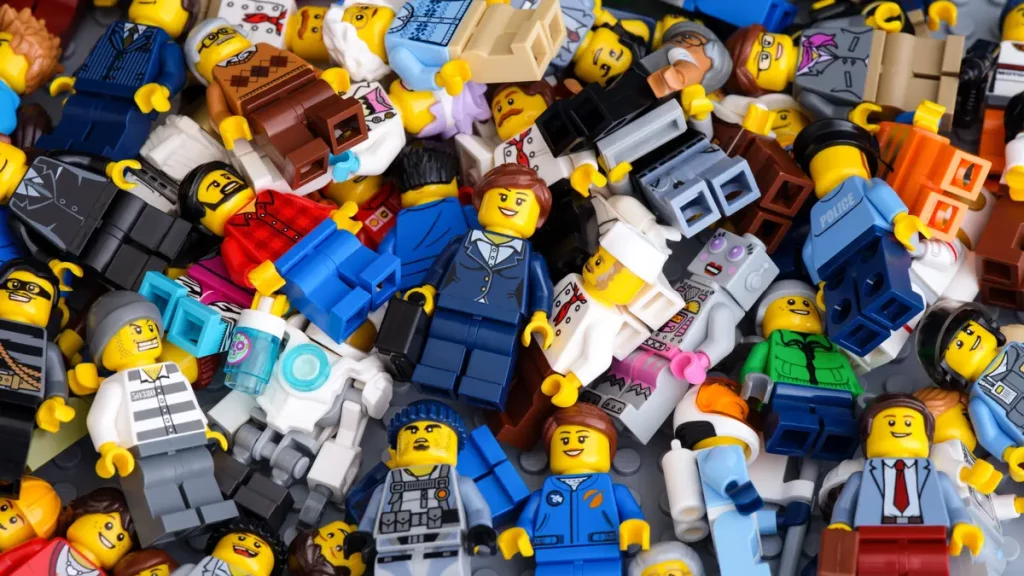 Muchas minifiguras LEGO de diferentes diseños en una pila.