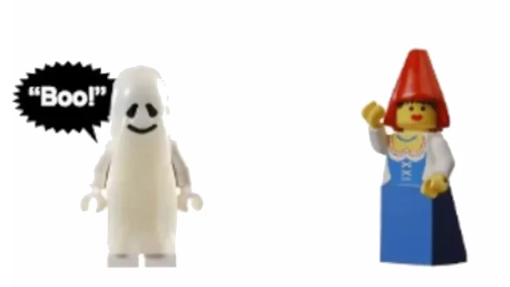 Un fantasma LEGO y una minifigura femenina con un vestido se juntan.