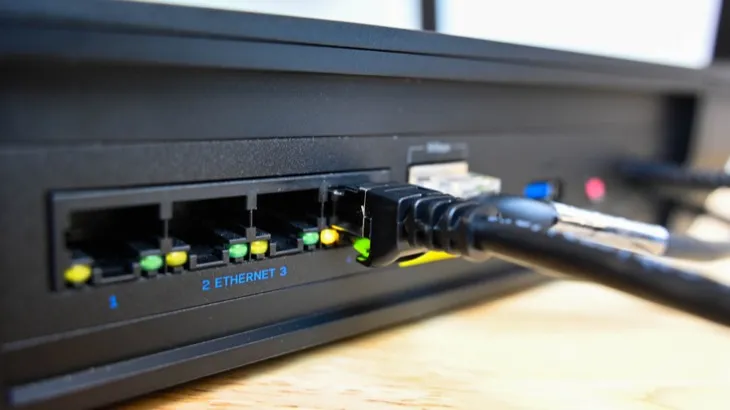 Cable Ethernet conectado a un puerto Ethernet en un router
