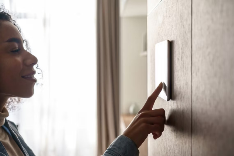 Joven usando un dispositivo táctil inteligente montado en la pared.