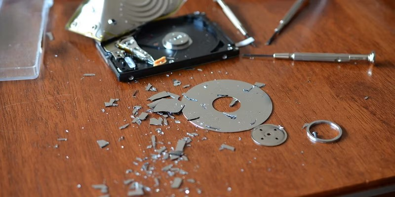 un plato de hdd está completamente destrozado